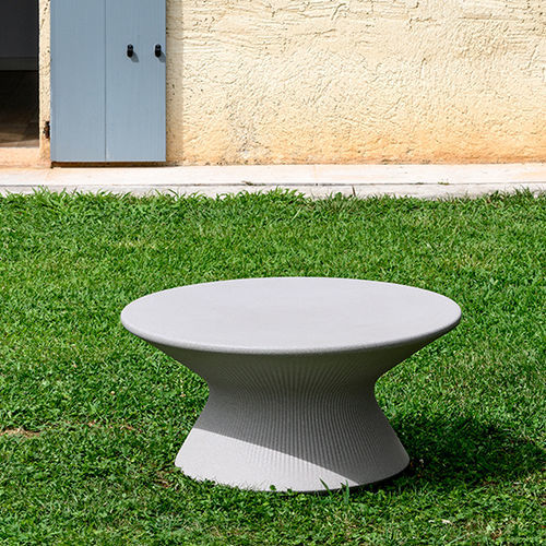 Contemporary coffee table - fade - PLUSt COLLECTION - polyethylene / polyethylene base / round