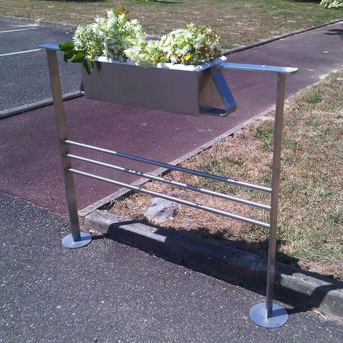 Protective barrier - ALIZÉ - FRANCE INOX INDUSTRIE - fixed / stainless steel / for public spaces