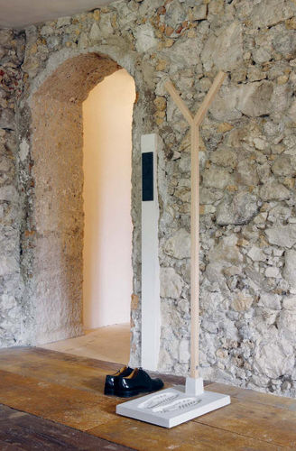 Floor coat rack - STELLVERTRETER - Moormann Nils Holger - contemporary / wooden