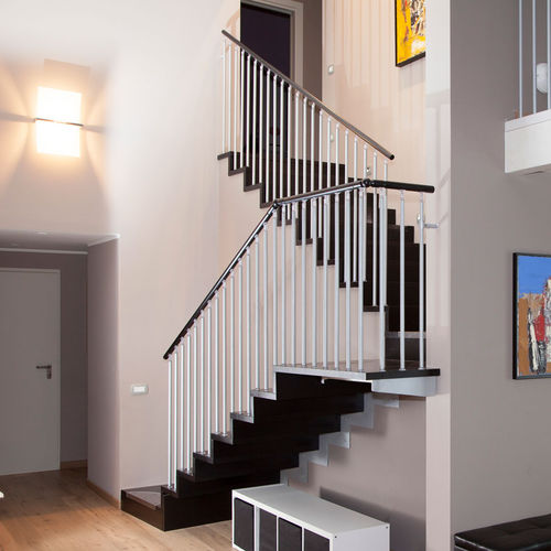 Half-turn staircase - LOGICA A SBALZO F1 - ITALIAN FASHION STAIRS - wooden step / steel frame / home