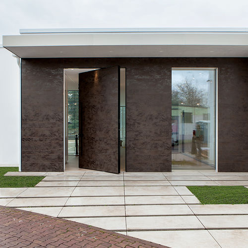 Entry door - SYNUA WALL SYSTEM - Oikos Venezia - wooden / pivoting with offset axis / without glazing