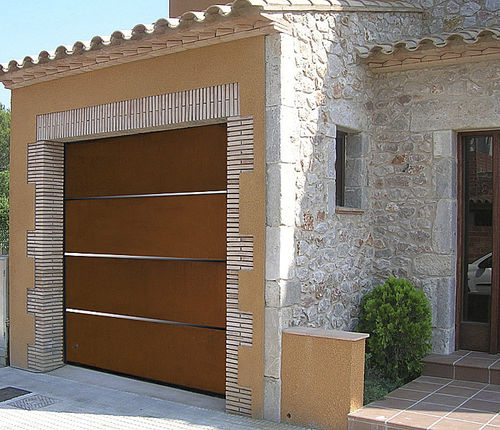 Sectional garage door - SANDWICH  - Angel Mir – Portes Bisbal - COR-TEN® steel / automatic