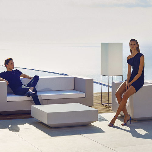 Contemporary coffee table - VELA - VONDOM - tempered glass / polyethylene base / square