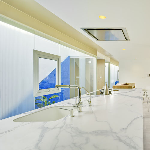 Porcelain stoneware countertop - KALOS BIANCO - Levantina - kitchen / white / satin finish