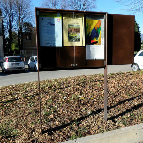 Floor-mounted signboard - LINEABACHECA - Euroform K. Winkler GmbH - wall-mounted / galvanised steel / glass