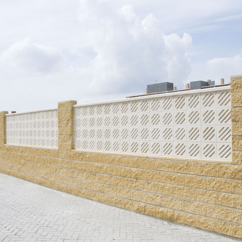 Precast concrete screen wall - ARIES - Verniprens - garden / patio