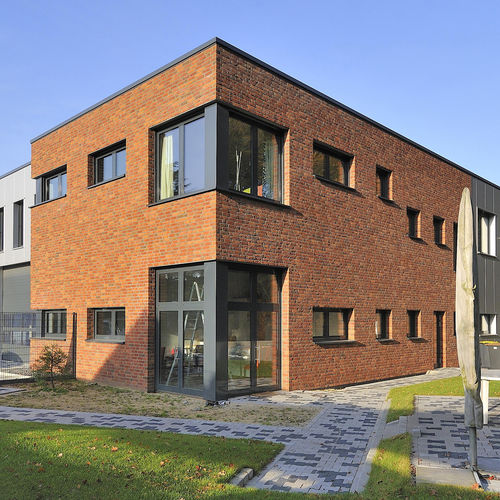 Clay cladding brick - VICTORIA - Vandersanden Group - for facade / embossed / red