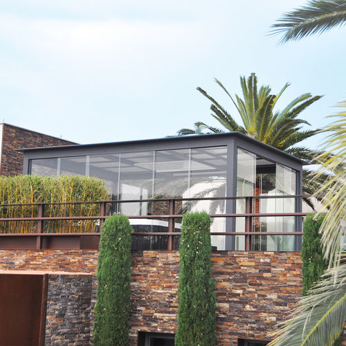 Self-supporting pergola - R-SKY - Azenco Groupe - wall-mounted / thermo-lacquered aluminum / glass