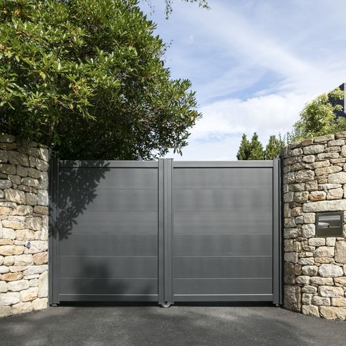 Swing gate - KARANTAN - Kostum - sliding / aluminum / louvered