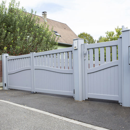 Swing gate - GALL - Kostum - sliding / aluminum / louvered