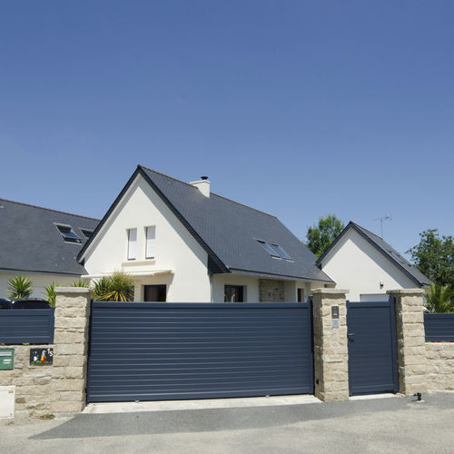 Swing gate - STELLA - Kostum - sliding / aluminum / louvered