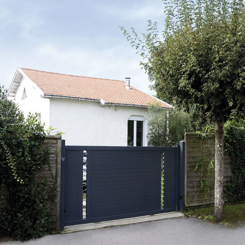 Swing gate - ARMEL - Kostum - sliding / aluminum / louvered