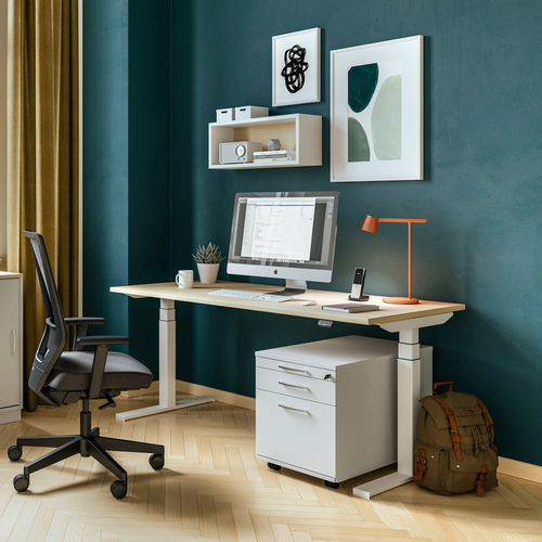 Free-standing desk - ASSMANN BÜROMÖBEL GMBH & CO. KG - individual / contemporary / wooden