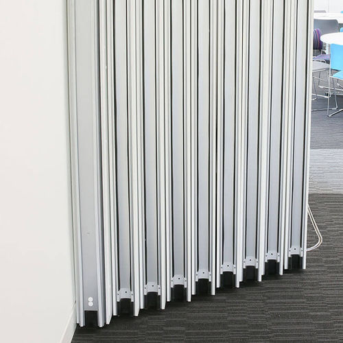 Sliding and stacking partition - VARIFLEX COMFORTDRIVE - DORMA Hüppe Raumtrennsysteme - wooden / commercial / for offices