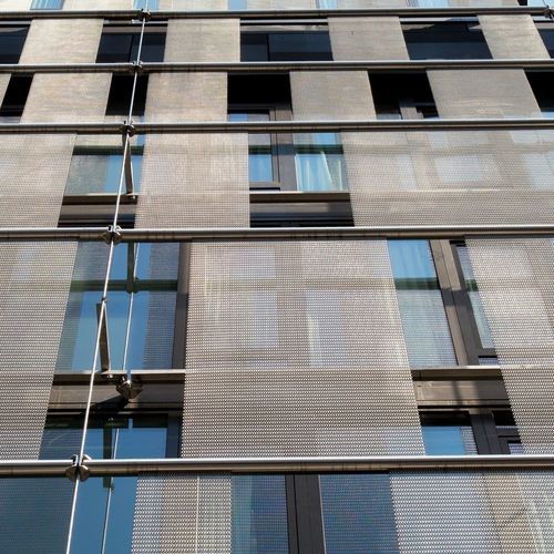 Facade woven wire fabric - COURTYARD - Cambridge Architectural Mesh - triangular mesh / silver-colored / panel