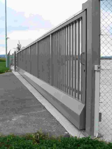 Sliding gate - LOURD - Jacot des Combes - metal / with bars / motorized