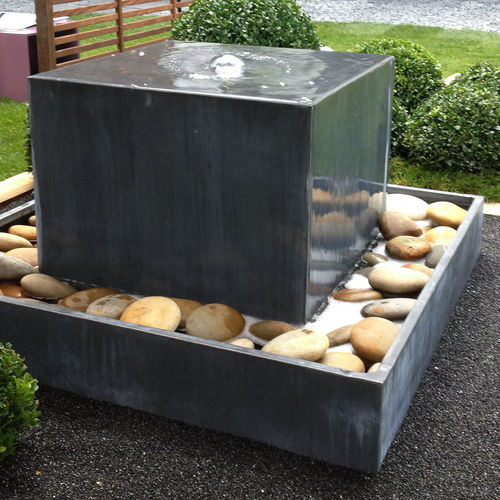 Garden fountain - FONTAINE CUBE  - Tonton Zingueur - zinc / zinc-titanium / contemporary