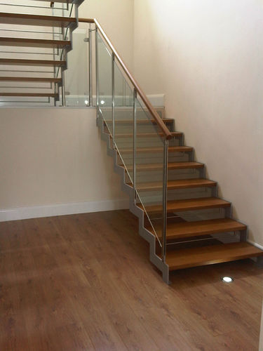 Half-turn staircase - IBISCO D/N - New Living srl - wooden step / steel frame / contemporary