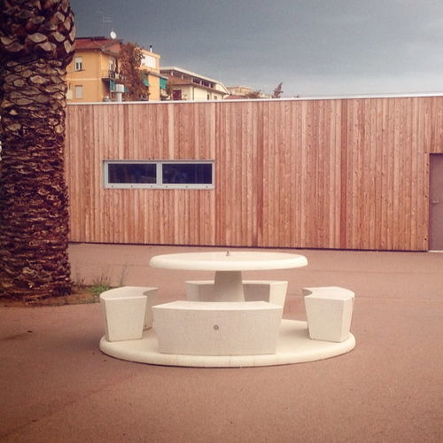 Contemporary picnic table - ICARO - BELLITALIA - engineered stone / engineered stone base / round