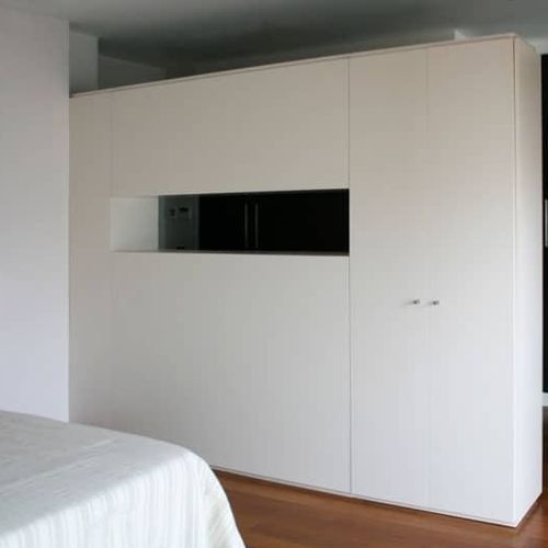 Wall-mounted wardrobe - Grupo GUBIA - built-in / contemporary / oak