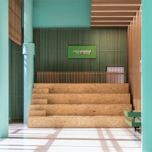 Straight staircase - Grupo GUBIA - wooden step / wooden / commercial