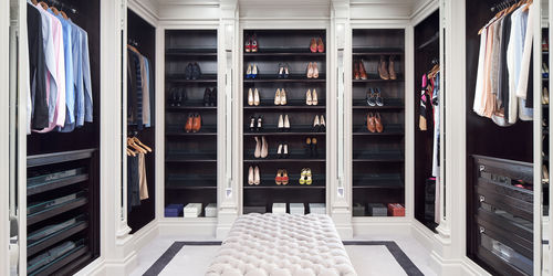 Corner walk-in wardrobe - Clive Christian - traditional / lacquered wood / with drawers