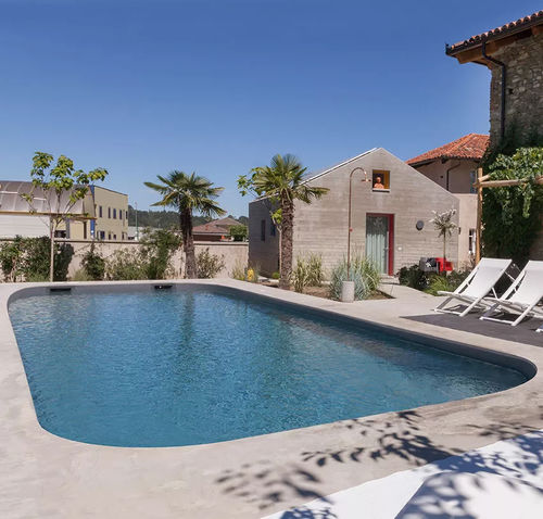 Custom swimming pool - Montecarlo - Piscine Acquaform - integrated coping / invisible grid / outdoor
