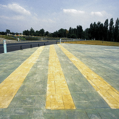 Non-slip concrete - ARTEVIA® COLOR - Lafarge concrete - for floor / for swimming pool / for patio