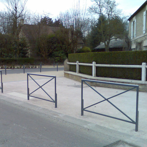 Protective barrier - BASIC 2 - Concept Urbain - fixed / steel / lacquered aluminum