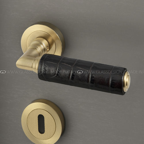 Door handle - Kikka  - GLASS DESIGN Srl - brass / leather / contemporary