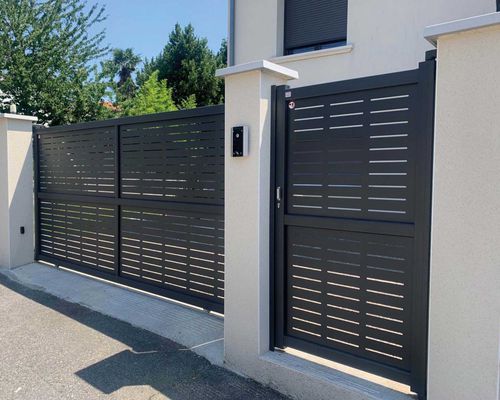 Swing gate - SÈTE - La Toulousaine - sliding / aluminum / with panels