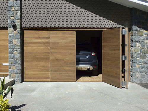 Folding garage door - ENTRANCE & GARAGE DOORS - Urban Front - wooden / manual