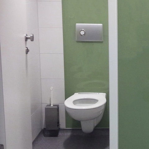Wall-hung toilet - SCHOOL / OFFICE  - HERING Sanikonzept GmbH - ceramic / for public washroom / for school