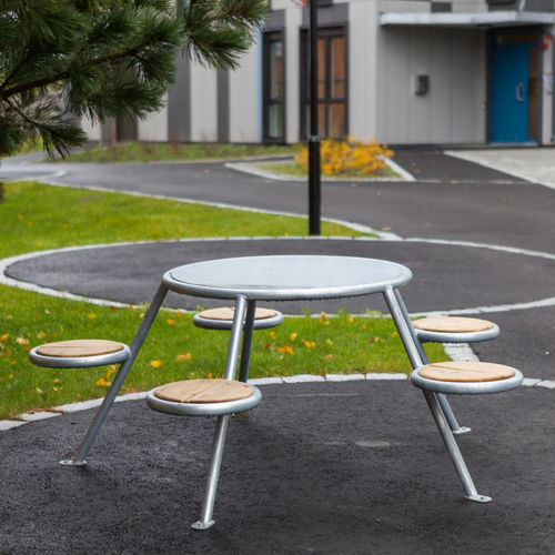 Contemporary picnic table - BUZZ  - Vestre - wooden / galvanised steel base / round