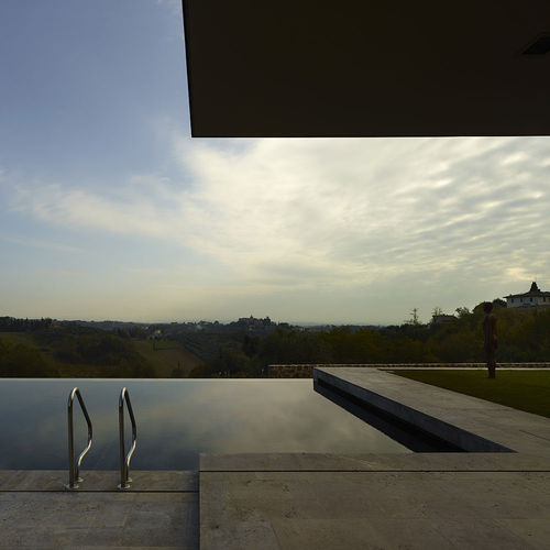 Travertine swimming pool coping - Arredo di Pietra srl - natural stone / non-slip / corner