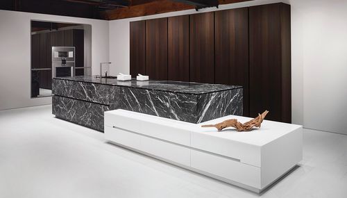 Contemporary kitchen - Grigio Carnico - eggersmann küchen GmbH & Co. KG - oak / limestone / Corian®