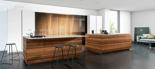Contemporary kitchen - E3.0 - eggersmann küchen GmbH & Co. KG - wood veneer / glass / quartzite