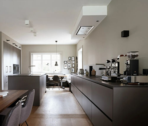 Contemporary kitchen - Town Villa Hamburg - eggersmann küchen GmbH & Co. KG - stone / laminate / island