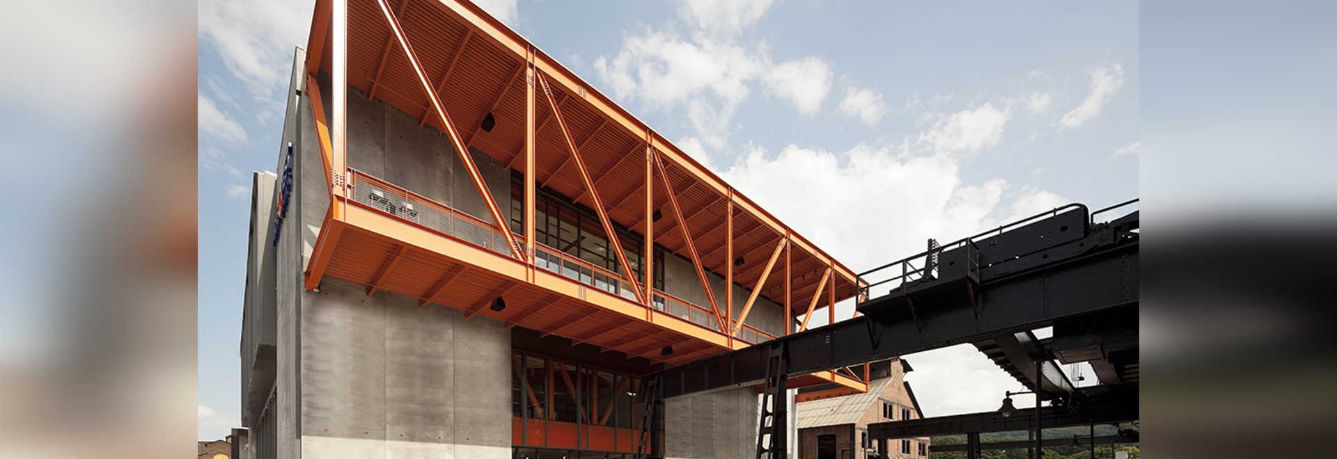 Exterior view ( Photo © : Paul Warchol )