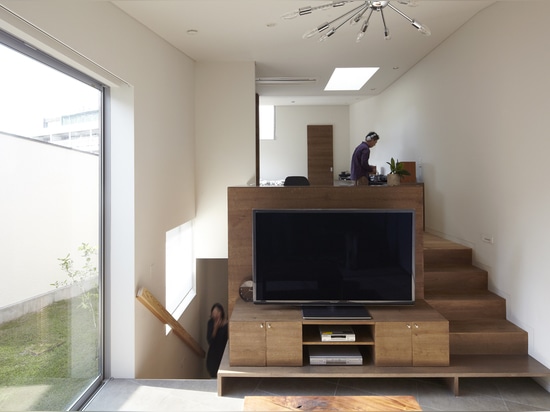 N HOUSE BY ROOTE SNUGGLES INTO SLOPING TERRAIN