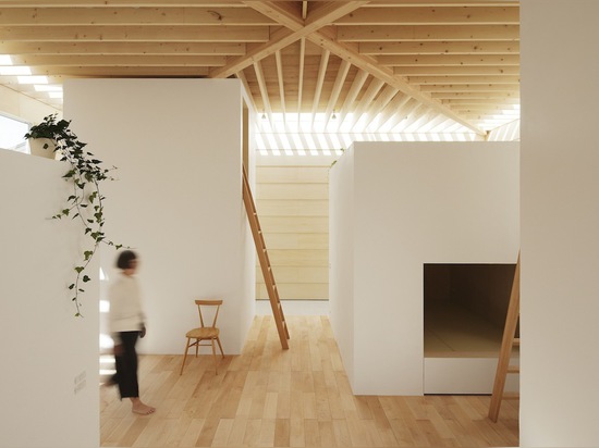 LIGHT WALLS HOUSE BY MA-STYLE ARCHITECTS