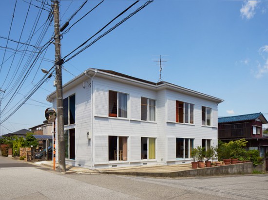 KOCHI ARCHITECT’S STUDIO CUTS A GEOMETRIC VOID INTO TOKYO RESIDENCE