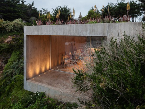 FELIPE ASSADI EMBEDS CONCRETE ARTIST’S STUDIO INTO ROCKY CHILEAN COAST