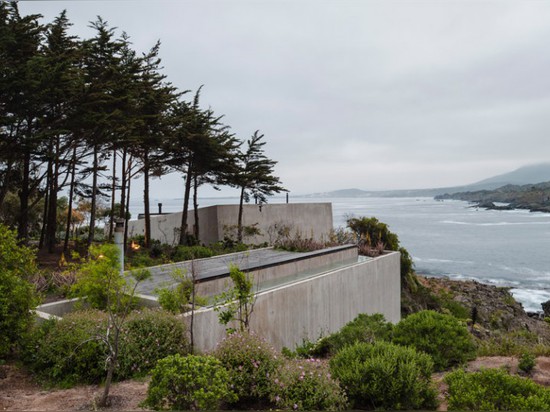 FELIPE ASSADI EMBEDS CONCRETE ARTIST’S STUDIO INTO ROCKY CHILEAN COAST