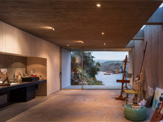 FELIPE ASSADI EMBEDS CONCRETE ARTIST’S STUDIO INTO ROCKY CHILEAN COAST