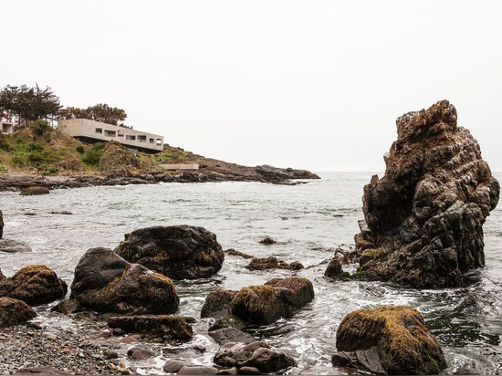 FELIPE ASSADI EMBEDS CONCRETE ARTIST’S STUDIO INTO ROCKY CHILEAN COAST