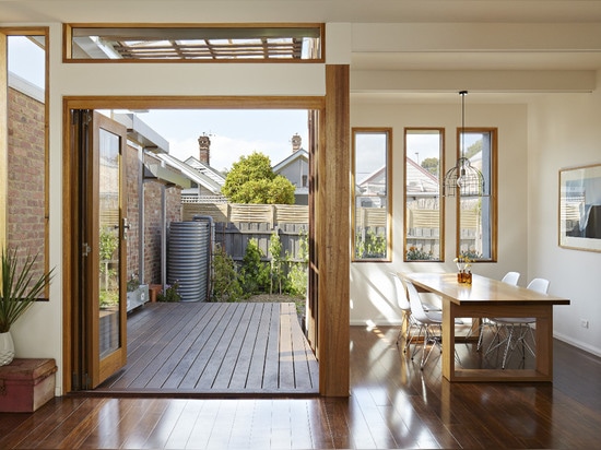 CONVERTIBLE COURTYARDS HOUSE BY CHRISTOPHER MEGOWAN DESIGN