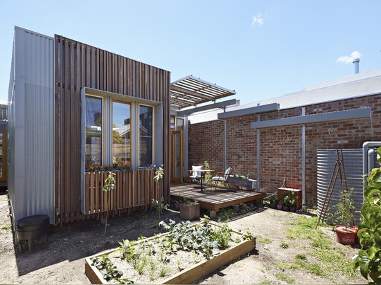 CONVERTIBLE COURTYARDS HOUSE BY CHRISTOPHER MEGOWAN DESIGN