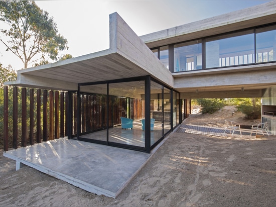 CASA MR DESIGNED IN HARMONY WITH NATURAL LANDSCAPE