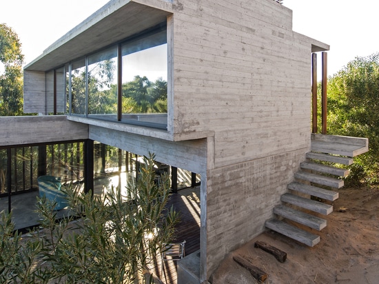 CASA MR DESIGNED IN HARMONY WITH NATURAL LANDSCAPE